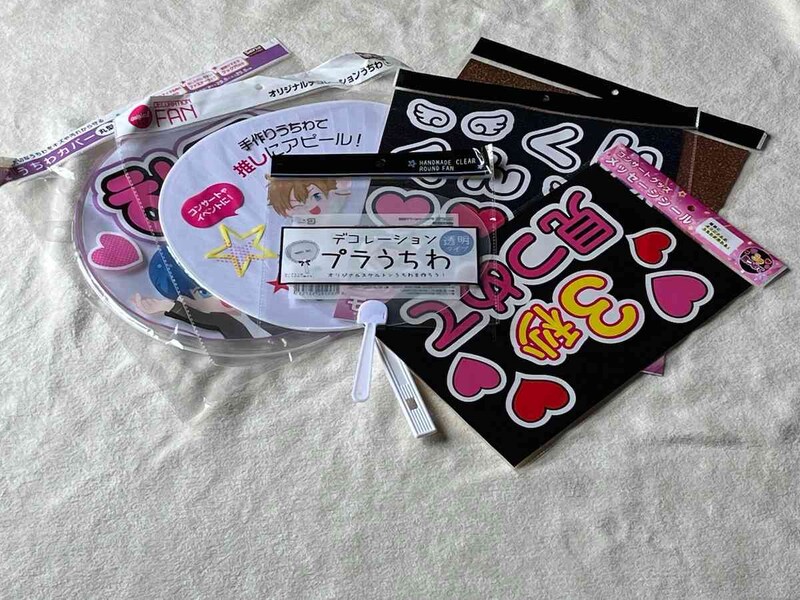 セリアの「推し活うちわグッズ」は110円（税込）でお得