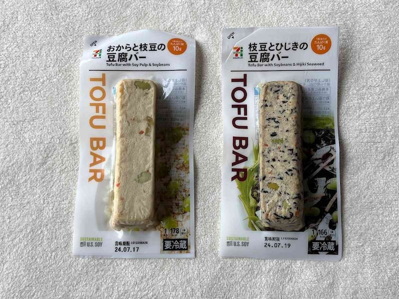 セブンイレブンの「7Pたんぱく質10gのおからと枝豆の豆腐バー」（左）、「7Pたんぱく質10gの枝豆とひじきの豆腐バー」（右）