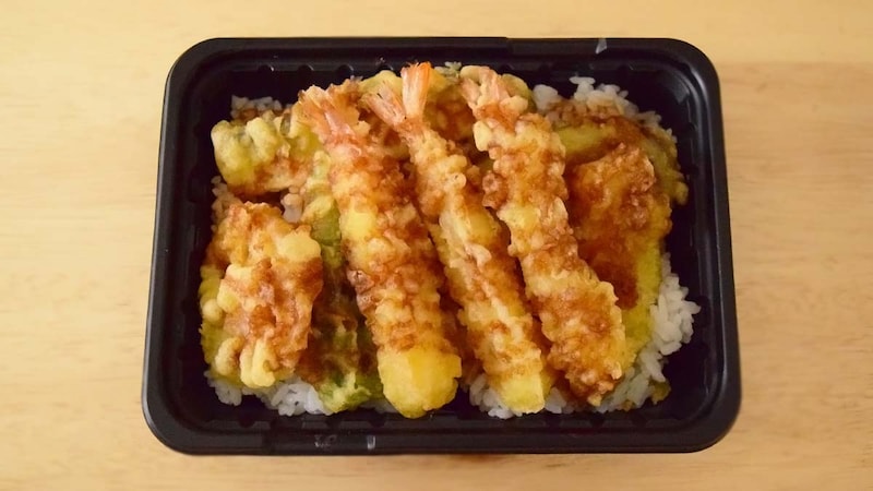 小海老天3本の他、野菜天として、なす・かぼちゃ・さつまいも・おくら・れんこんが入っています。