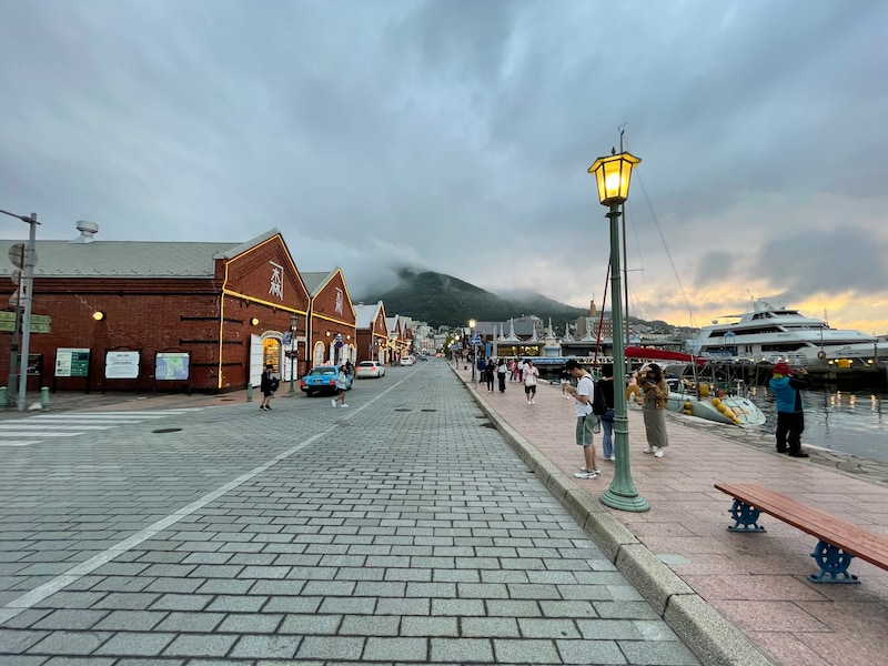 ライトが灯りはじめる日暮れの時刻の港の景色は、ことのほか美しい