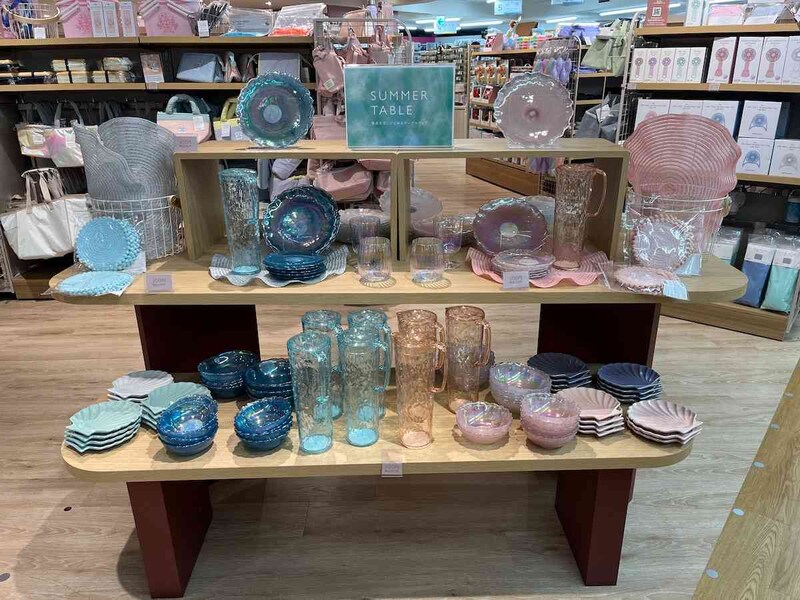 季節に合わせた商品が目立つところに並んでいる