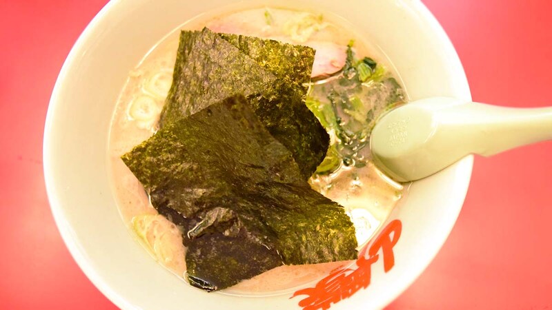 山岡家を代表するメニューのひとつが「醬油ラーメン」
