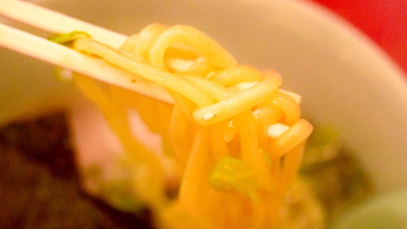 麺は「ふつう」ですが、想像よりもワシワシとしていて弾力があります。