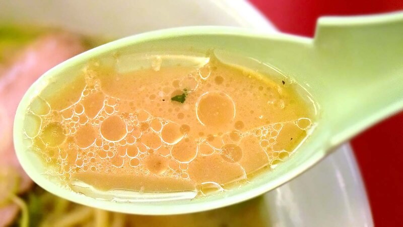 「ふつう」のスープですが、脂がたくさん浮いていて、とてもコッテリとしています。