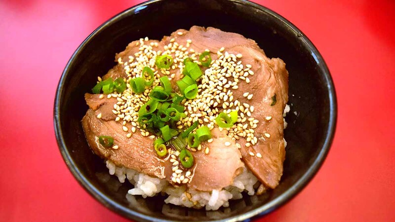 醤油系統のたれに漬け込まれたチャーシューがご飯の上にのっている「チャーシュー丼」