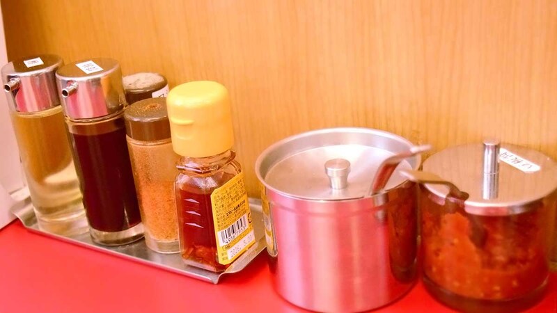 卓上には醤油や酢などの基本的な調味料がそろっています。