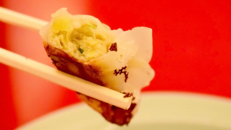 ギョーザの皮は薄くてもちもち。