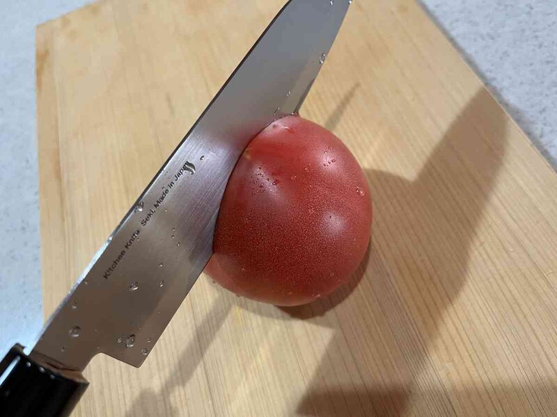 スタンダードプロダクツの「三徳包丁」を少し動かすだけでスーッと切れていく