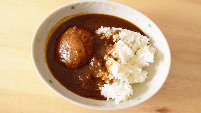 スパイシーながらも辛さはほとんどなく、甘口カレーしか食べられない人にもやさしい味わい。