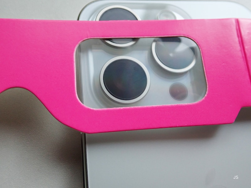 花火鑑賞用フィルターをスマホレンズの前にかざす