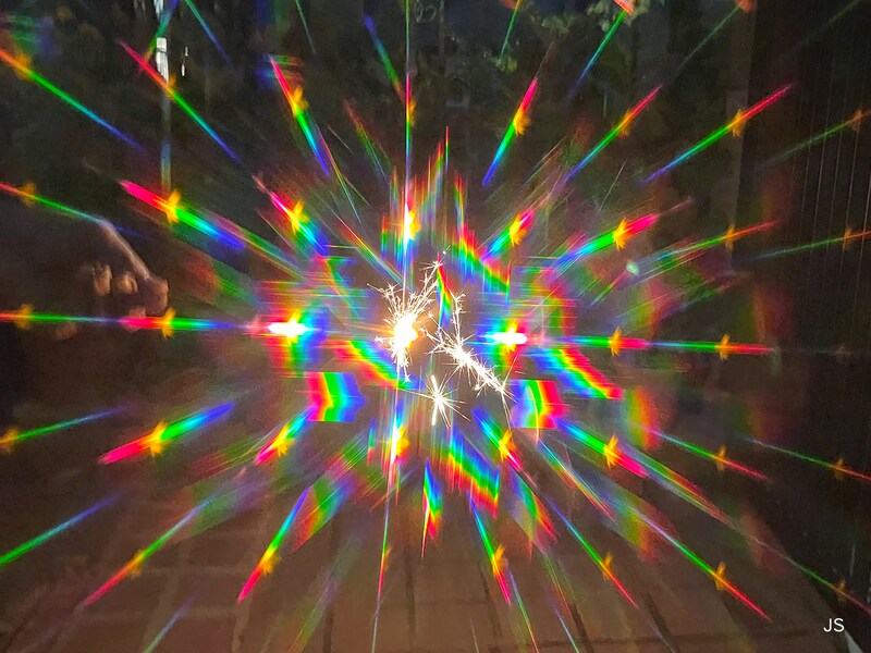 花火鑑賞用フィルターを通して線香花火を写した様子