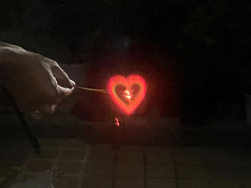 花火鑑賞用フィルターを通して線香花火を写した様子