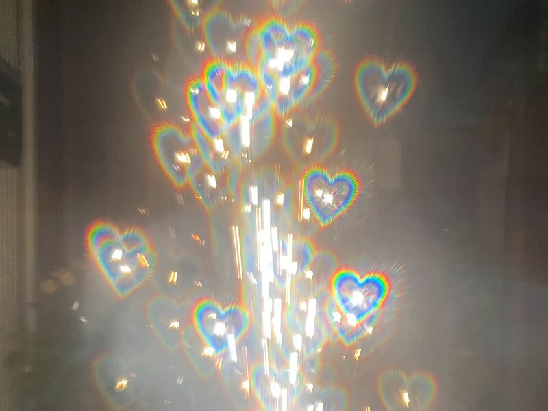 花火鑑賞用フィルターを通して吹き出し花火を写した様子