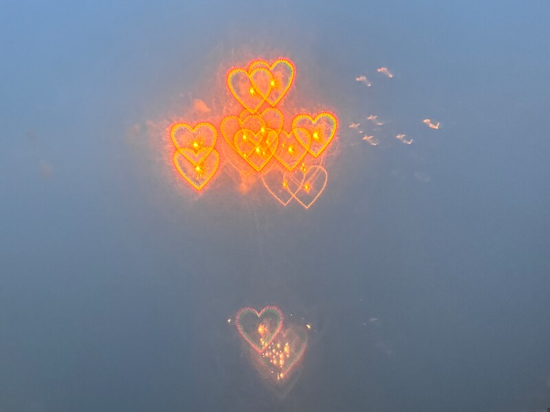 花火鑑賞用フィルターを通して打ち上げ花火を写した様子