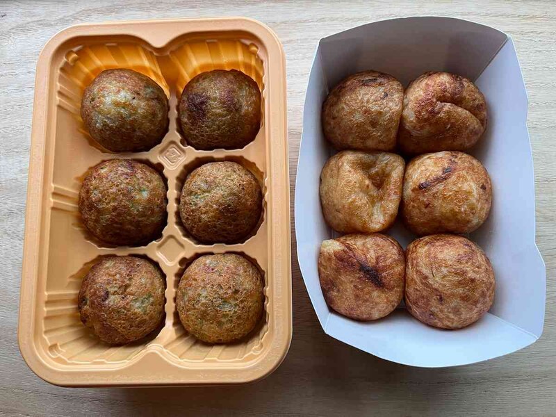 セブンイレブンの「7プレミアム築地銀だこ たこ焼」（左）、「7プレミアム たこ焼」（右）