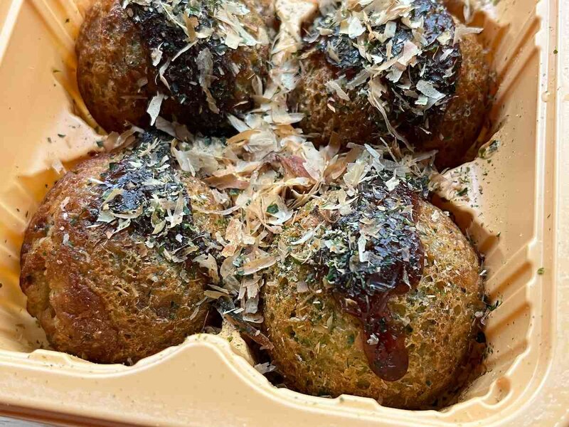 セブンイレブンの「7プレミアム築地銀だこ たこ焼」は、ソースとかつお節と青のりつき