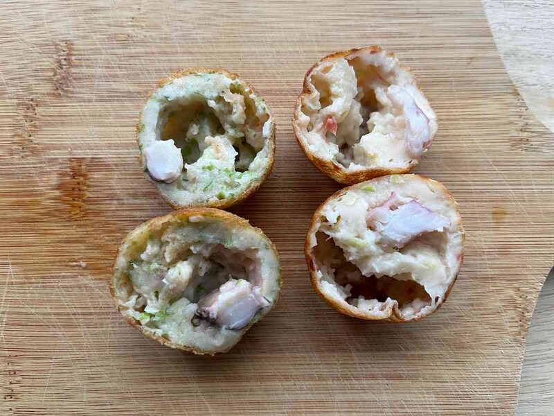 セブンイレブンの「7プレミアム築地銀だこ たこ焼」（左）、「7プレミアム たこ焼」（右）