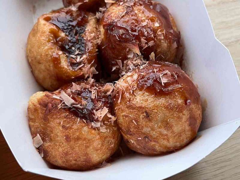 セブンイレブンの「7プレミアム たこ焼」はソースとかつお節つき