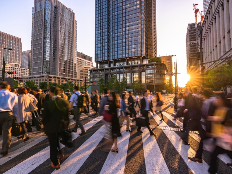 ノー残業でも家には帰らず、敢えて夜の街を漂う会社員たち。その目的は……