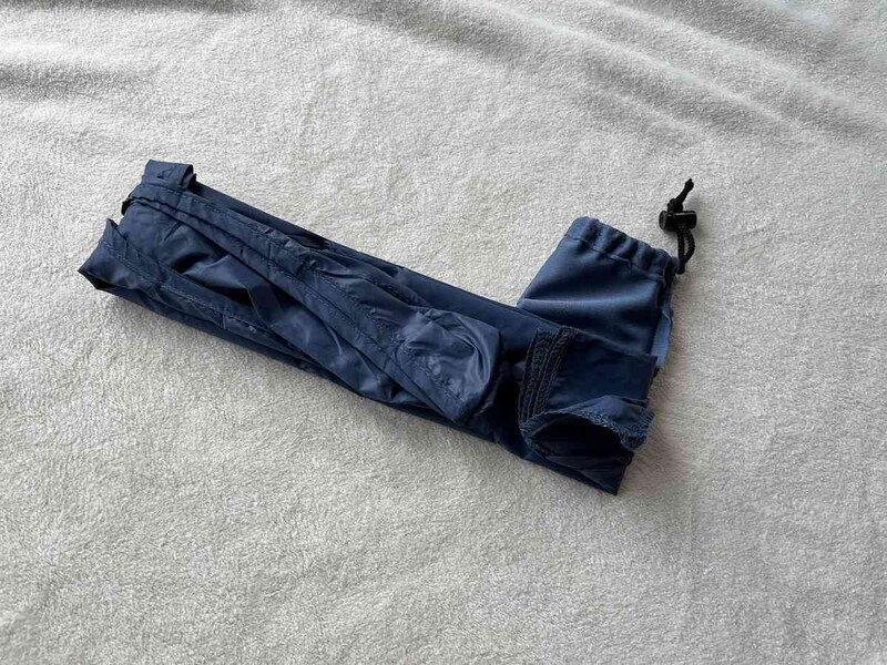 スタンダードプロダクツの「エコバッグ（くしゅっとコンパクト）」を使ったあとは、細く折りたたんで外の袋に入れるだけ