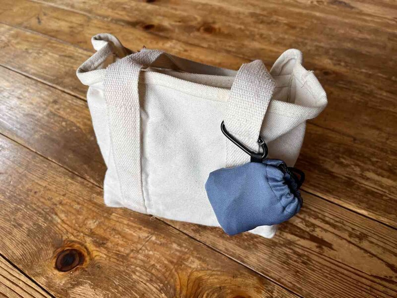 スタンダードプロダクツの「エコバッグ（くしゅっとコンパクト）」はカラビナでバッグの持ち手につけられる