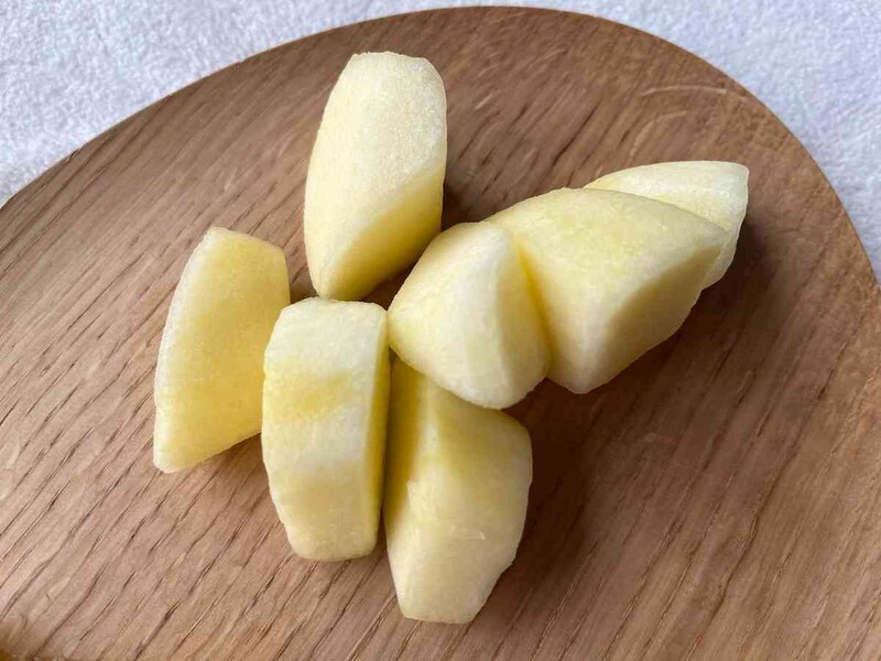 セブンイレブンの「7プレミアム皮むきりんご」はシャキシャキとした食感