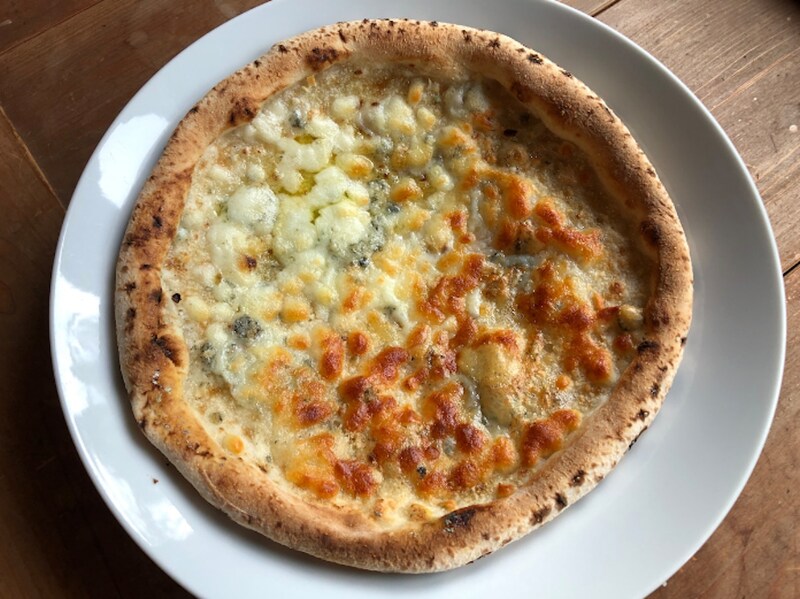 セブンイレブンの「金のマルゲリータ 176g」の生地はサクサク