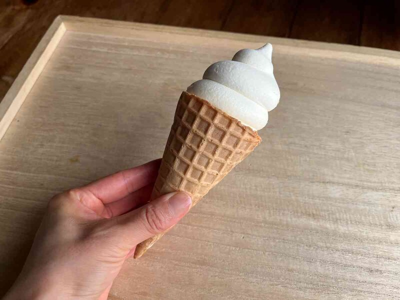 セブンイレブンの「金のアイスワッフルコーン マダガスカルバニラ 180ml」はワッフルもサクサクで美味しい