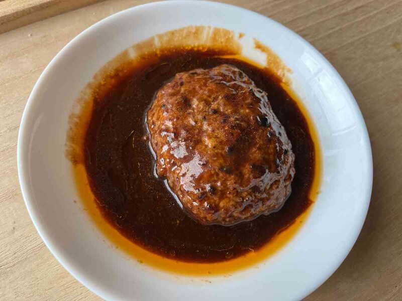 セブンイレブン系列の「金のハンバーグ 濃厚デミグラスソース 190g」のソースには赤ワインとトリュフが使用されている