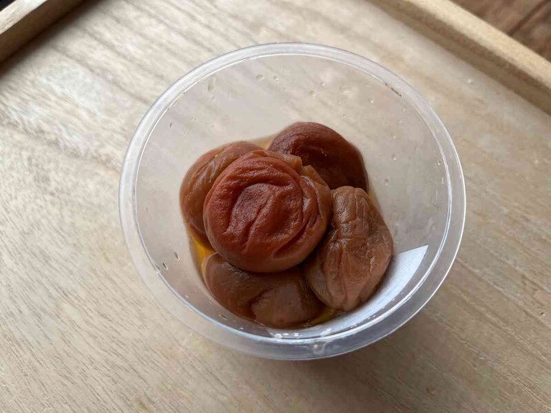 セブンイレブンの「はちみつの甘みまろやか 金の梅干 100g」は5粒入りだった