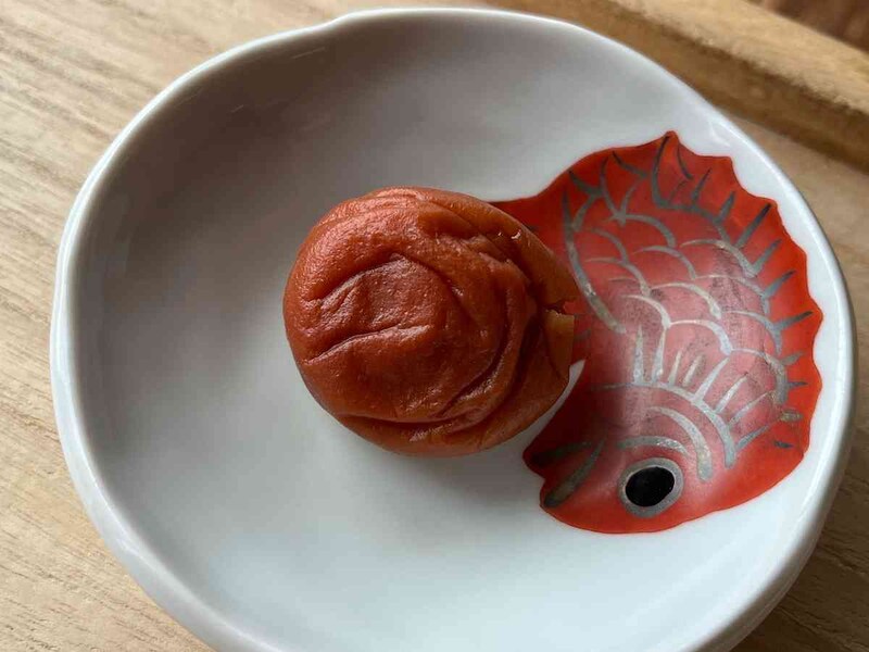 セブンイレブンの「はちみつの甘みまろやか 金の梅干 100g」ははちみつの甘さと梅のすっぱさが絶妙