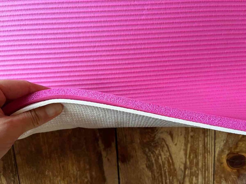 筆者が以前から持っているヨガマット（上）、スリーコインズの「ヨガマット」（下）