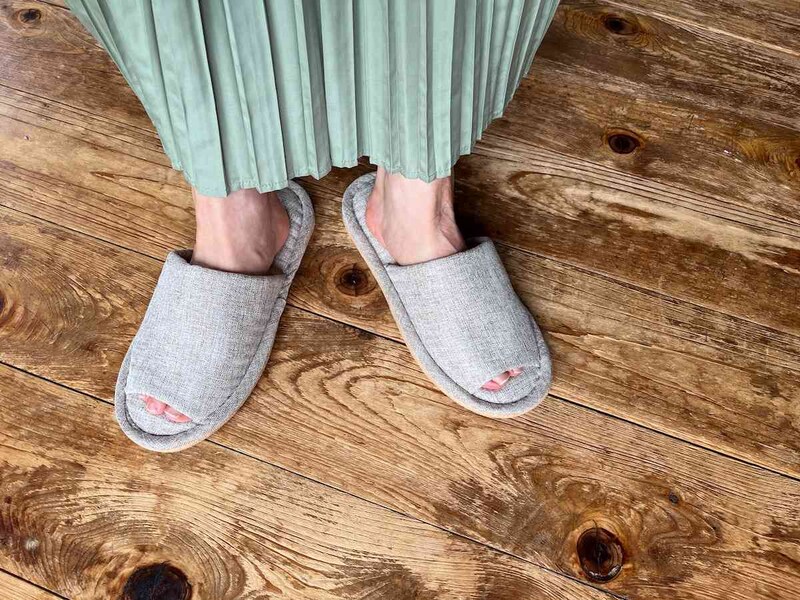 スタンダードプロダクツの「前開き外縫いスリッパ」はつま先が出る