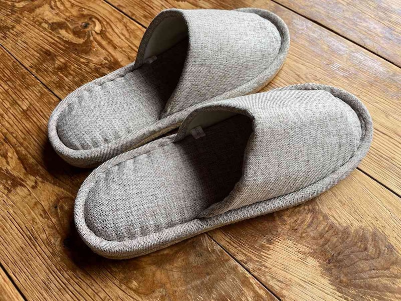 スタンダードプロダクツの「前開き外縫いスリッパ」は涼しげな雰囲気