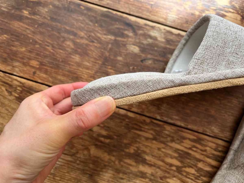 スタンダードプロダクツの「前開き外縫いスリッパ」はかかとのクッション性がいい！