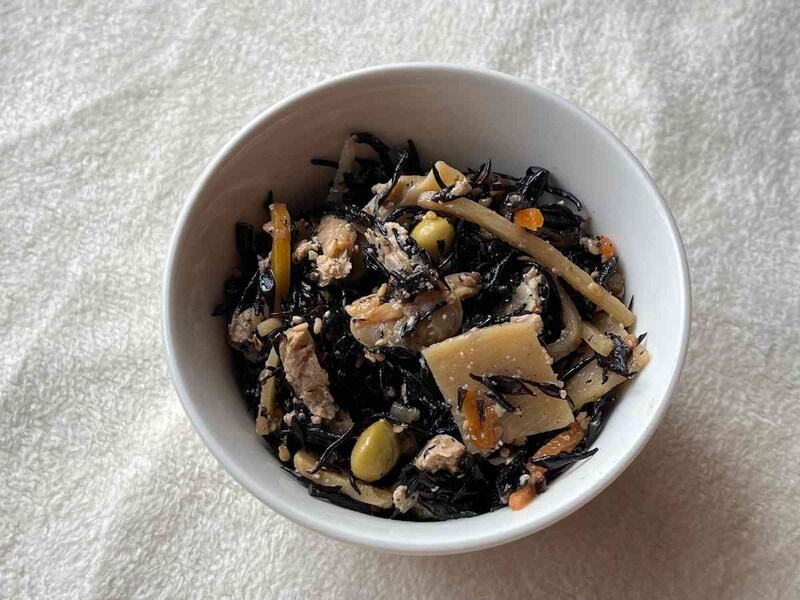 ローソンの「8種具材の豆腐とひじき煮」は温冷どちらでも美味しい