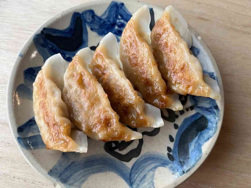 ローソンの「レンジで簡単！にんにく焼餃子」は豚肉と野菜の旨味たっぷり