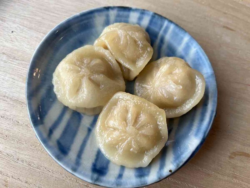 ローソンの「小籠包」、加熱直後はスープが熱いので注意