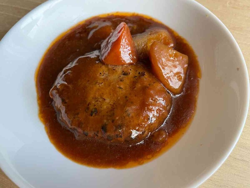 ローソンの「煮込みハンバーグ」は野菜も大きめ