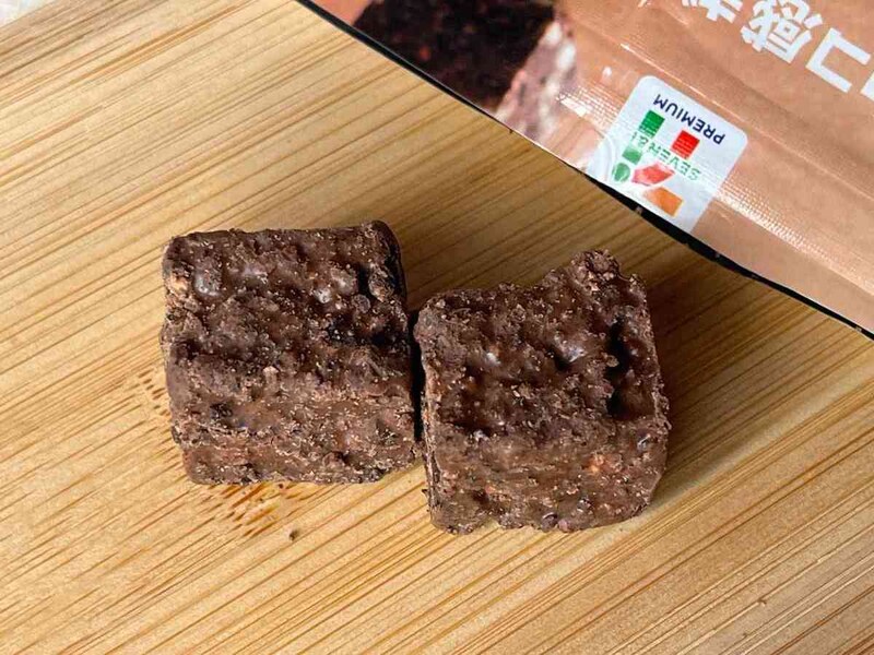 セブンイレブンの「7プレミアム　ザクザククランチチョコ」はザクッボリッ食感