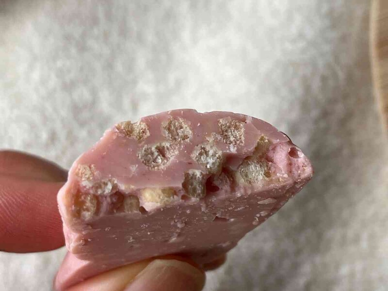 セブンイレブンの「森永 チョコっとタイム 小枝 いちご」は特有のザクッとした食感もある