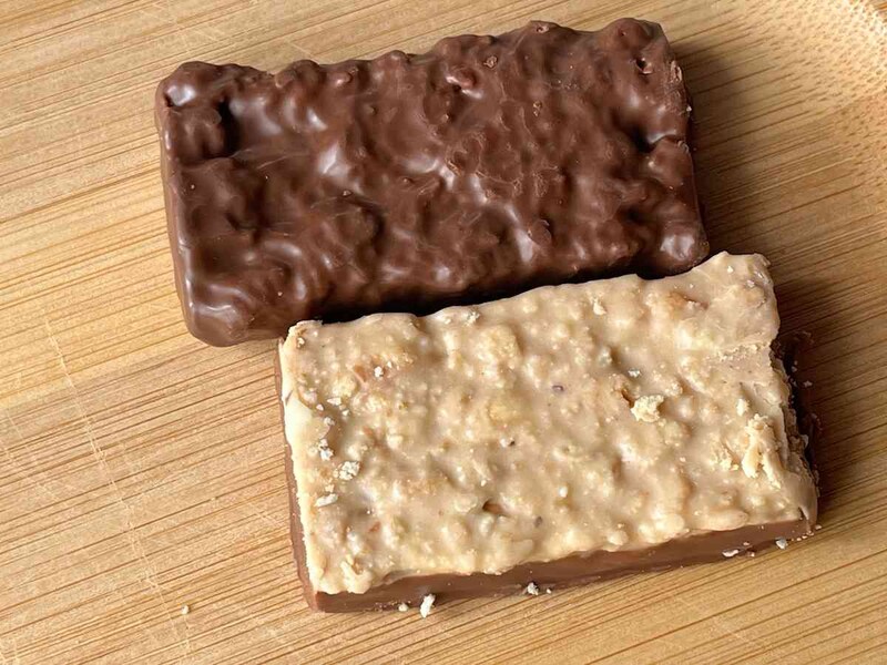 セブンイレブンで買える「有楽 黒糖のサンダー（上）／ミルクのサンダー（下）」のパッケージを開けてみた