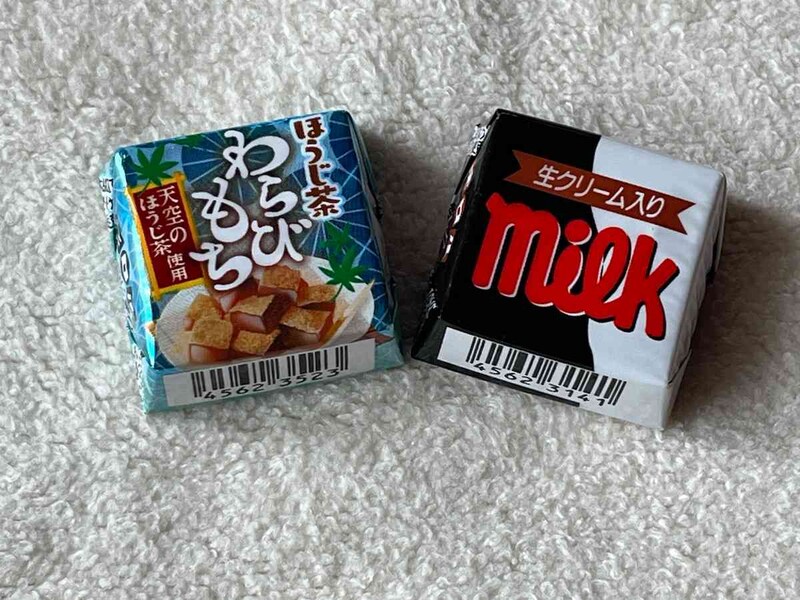 セブンイレブンで買える  「チロルチョコ〈ほうじ茶わらびもち〉（左）／ミルク（右）」