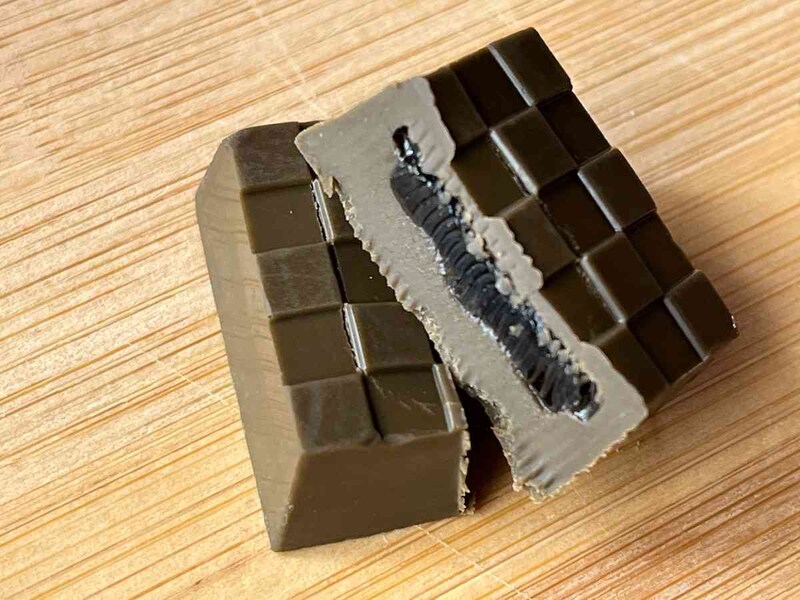 「チロルチョコ〈ほうじ茶わらびもち〉」の中にはほうじ茶風味ソースとほうじ茶ゼリーが入っている