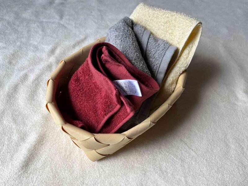 スタンダードプロダクツの「PP編み込みバスケット」はタオル入れにもよさそう