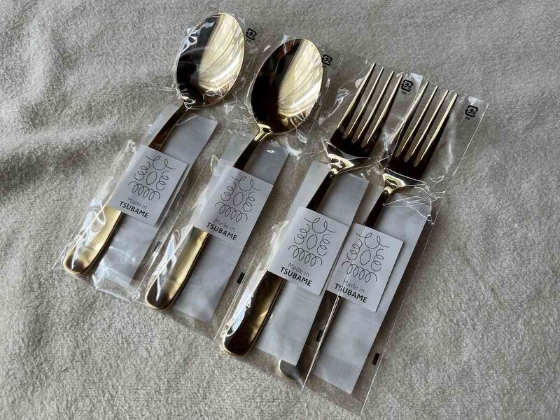 スタンダードプロダクツの「新潟燕 金メッキデザートスプーン」（左）、「新潟燕 金メッキデザートフォーク」（右）