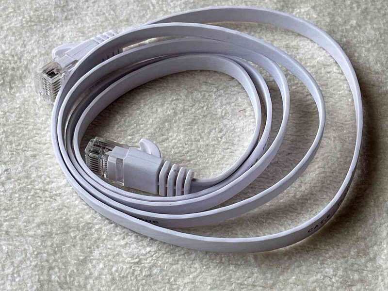 ダイソーの「フラットLANケーブルCat.6約1m」は平たい