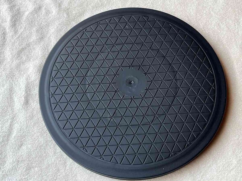 ダイソーの「回転テーブル」で重いものをスムーズに回せる