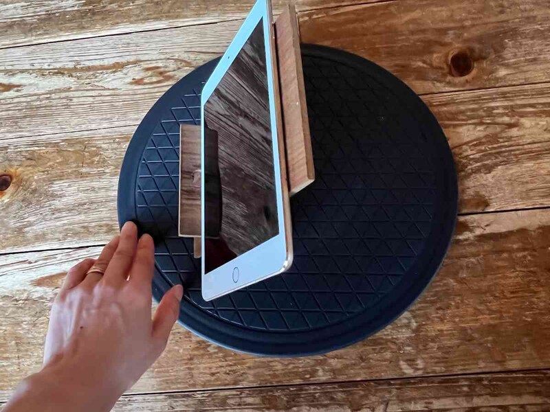 ダイソーの「回転テーブル」にタブレットを乗せる