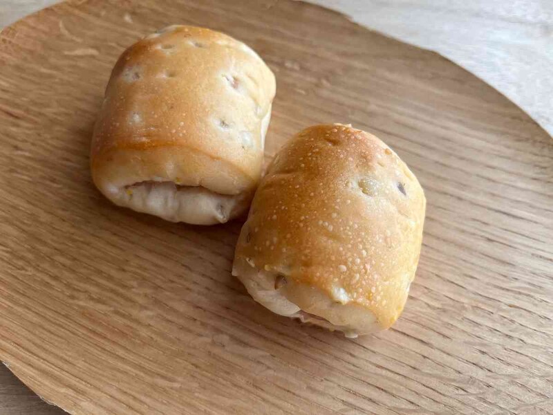 ローソンの「ひまわりの種と雑穀のハムチーズパン　2個入」はプチプチとした食感あり